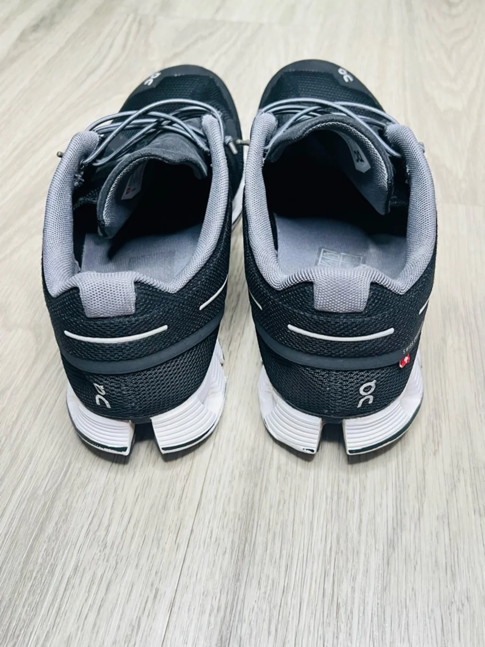On Cloud Women’s 9.5 Black White Athletic Running Shoes Swiss Engineering *READ - Picture 4 of 13